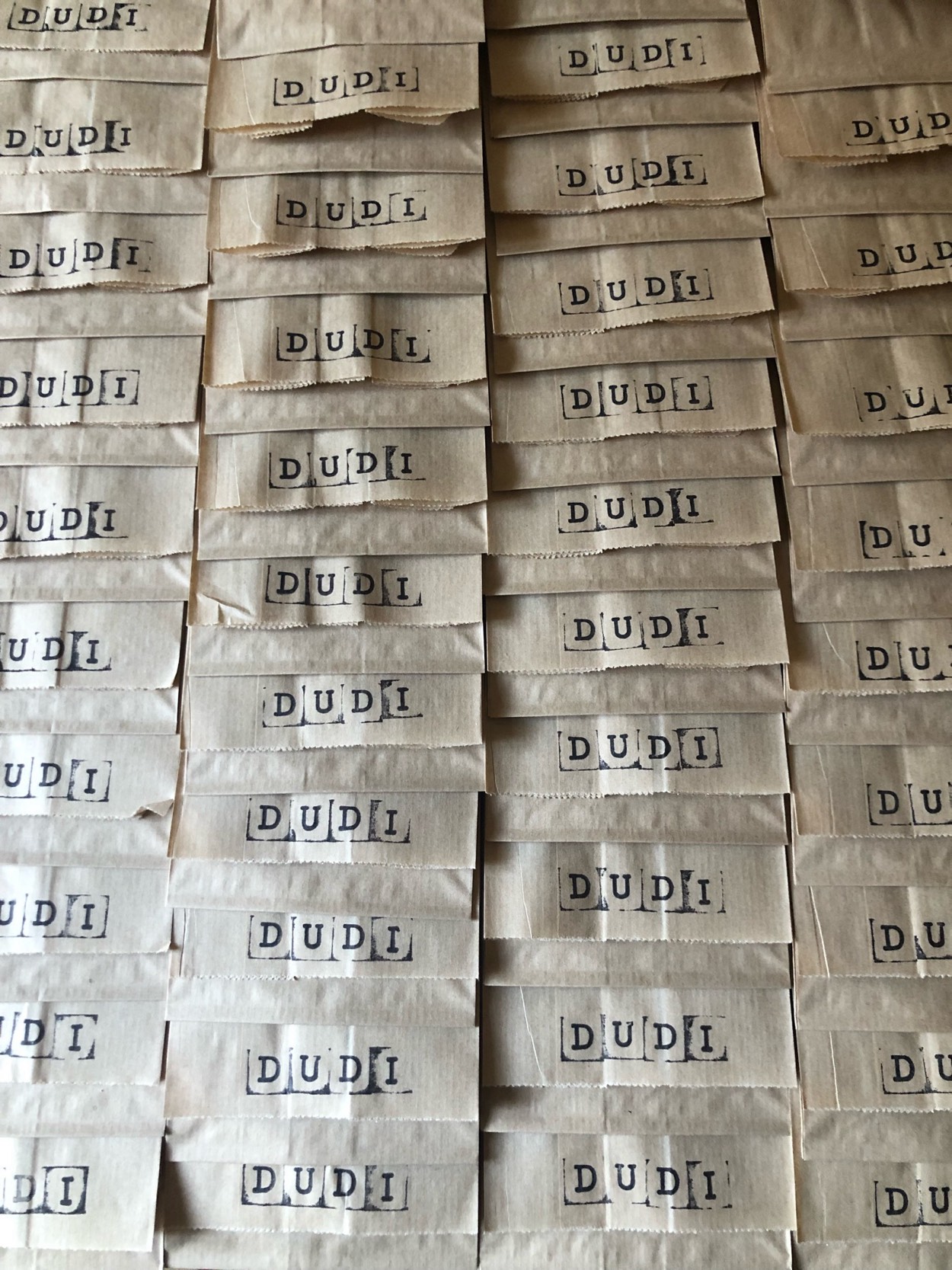 Etichette di tessuto stampate con il timbro DUDI, pronte per essere cucite