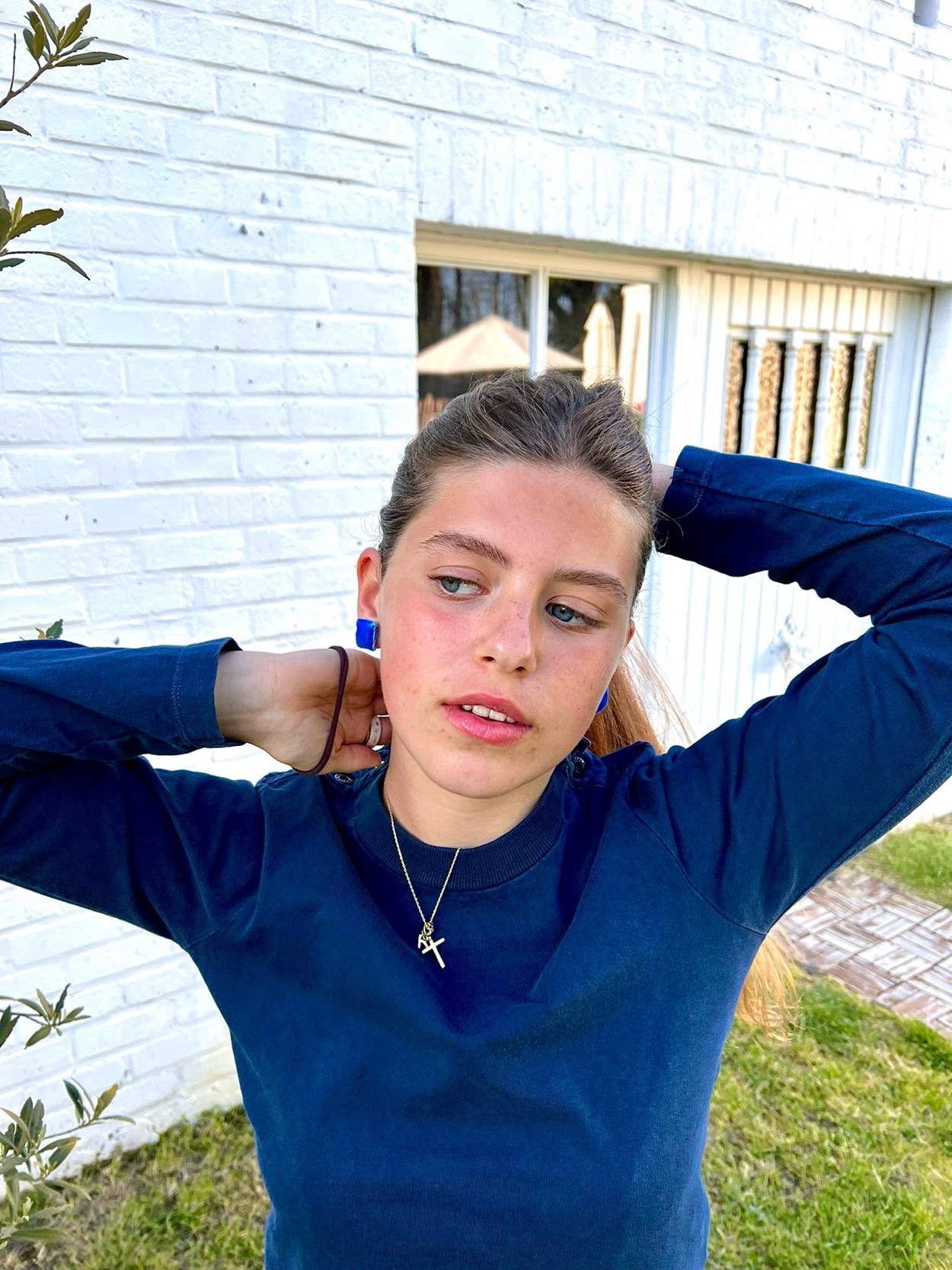 Candy blu indossato in giardino, gesto quotidiano