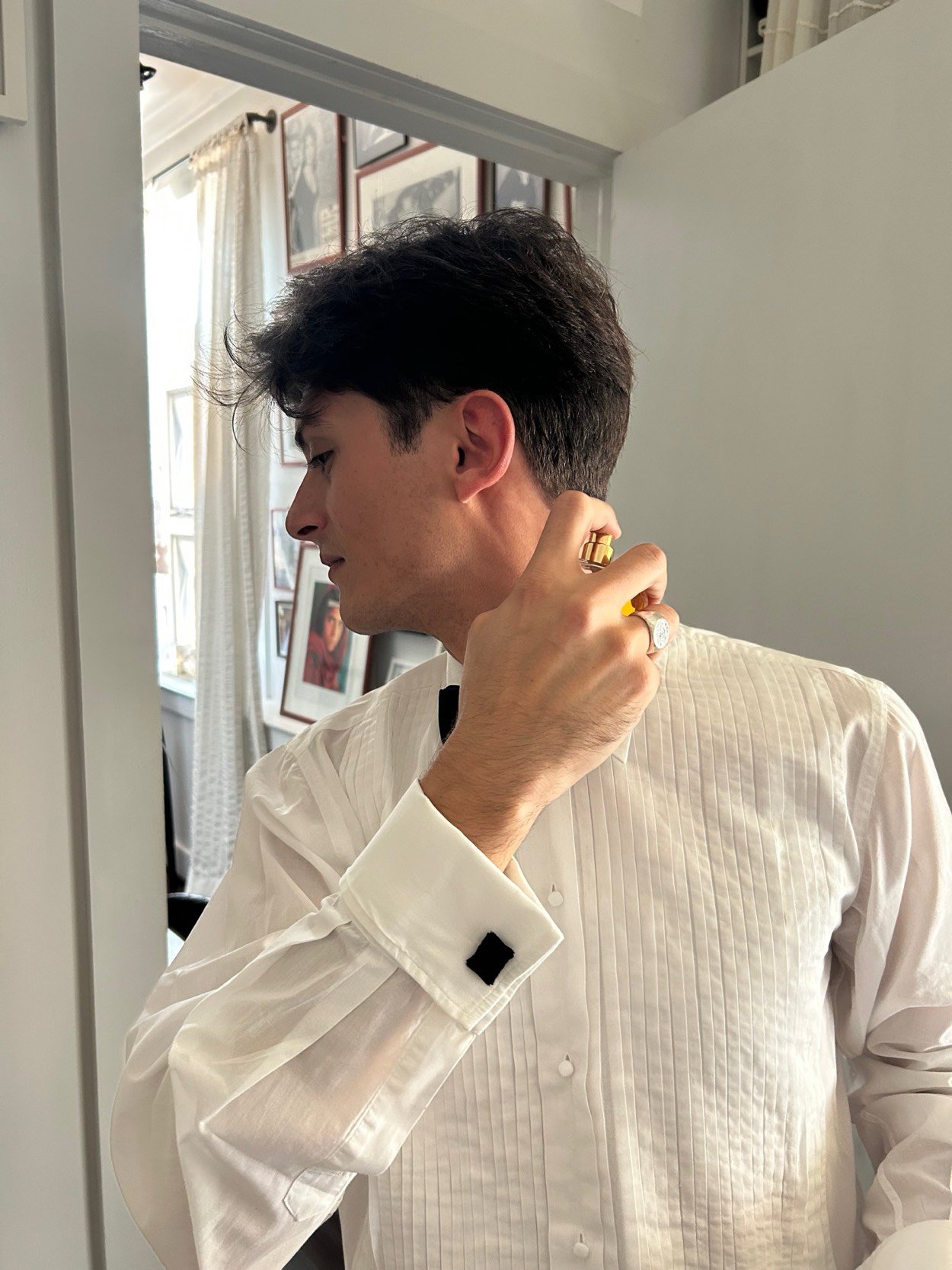 Gemello di velluto nero sul polsino di una camicia da smoking