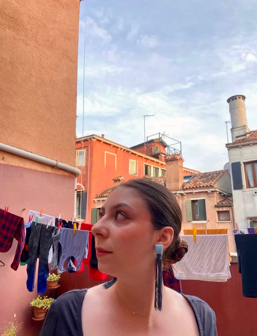 Candy Party scuro indossato a Venezia, panni stesi sullo sfondo
