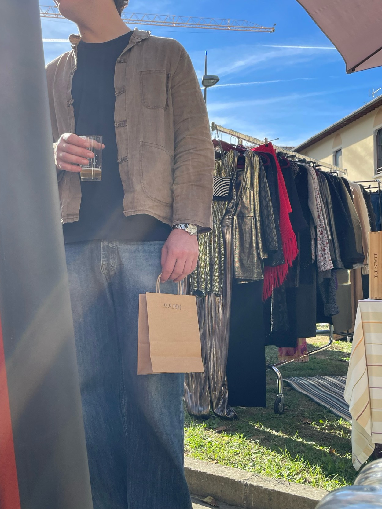 Un banco di mercato con la shopper DUDI fra i vestiti